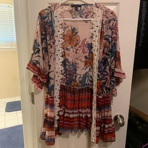 Multi-print kimono with elastic arms. Plus size.